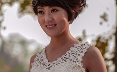 扒开粉嫩小泬舌头伸进去